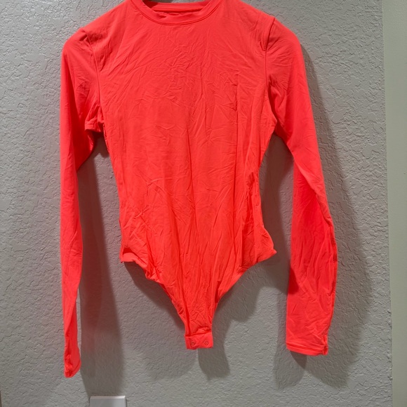 NWT Skims Fits Everybody Long Sleeve Crew Neck Bodysuit neon coral Size Medium - Picture 3 of 11